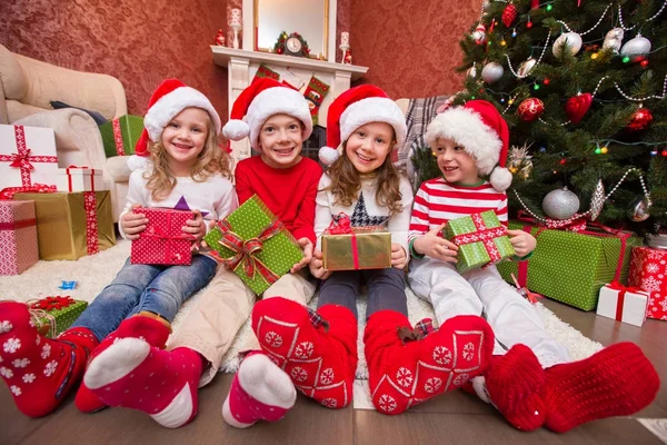 Kleine kinderen in kerst — Stockfoto