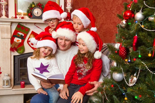 Crianças pequenas no Natal — Fotografia de Stock