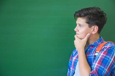 Genç öğrenci, yazı tahtası