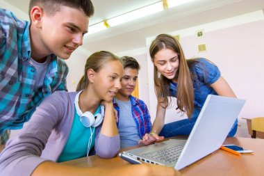 Öğrenciler dizüstü bilgisayarla çalışıyor