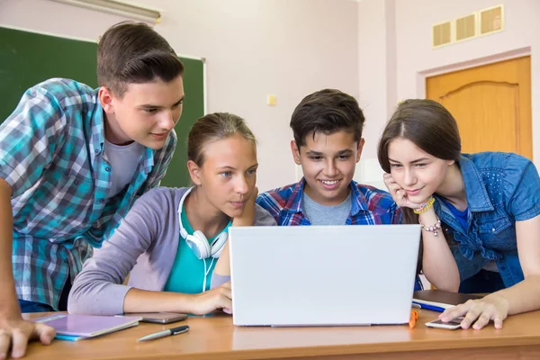 Estudantes estudando com laptop — Fotografia de Stock