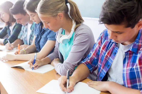 Adolescentes na escola — Fotografia de Stock