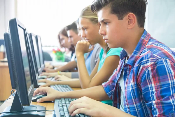A tanteremben lévő számítógépek Teens — Stock Fotó