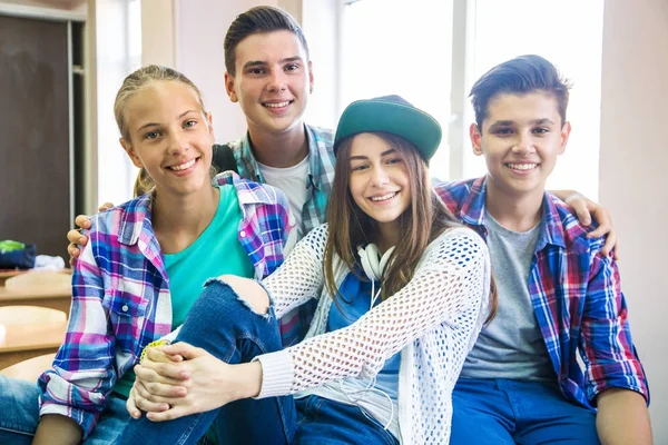 Adolescentes na escola — Fotografia de Stock