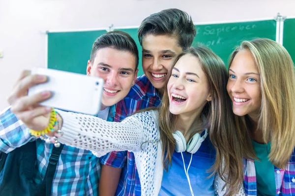 Tieners met smartphone — Stockfoto