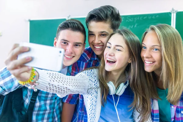 Adolescenza con smartphone — Foto Stock