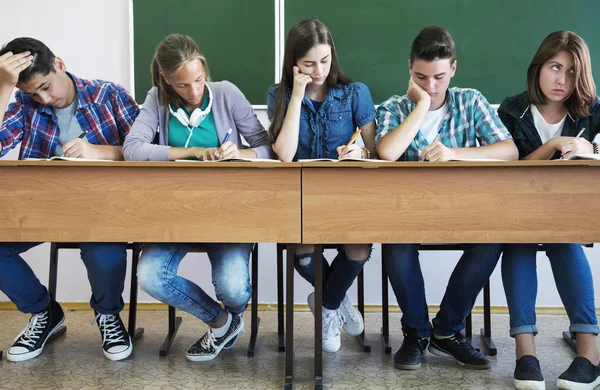 Tonåringar i klassrummet — Stockfoto