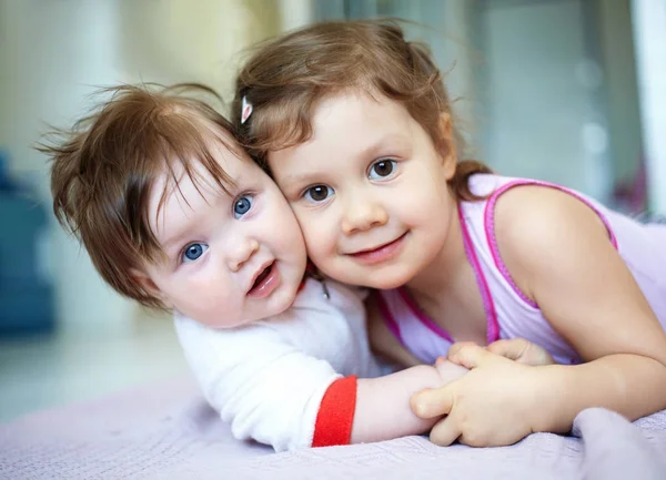 Két kicsi gyereke — Stock Fotó