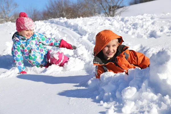 Kinderen in de winter — Stockfoto
