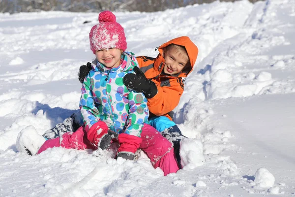 Дети в зимнее время — стоковое фото