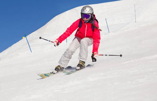 Vrouw skiën in de bergen — Stockfoto