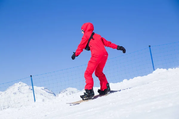 Snowboardzista, jazda na łyżwach w ośrodku narciarskim — Zdjęcie stockowe