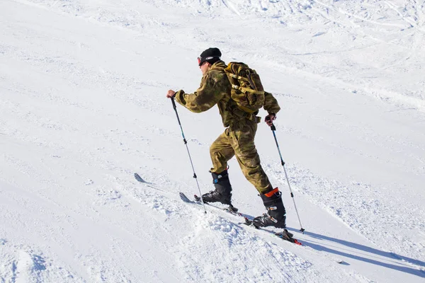 Uomo sciare in montagna — Foto Stock