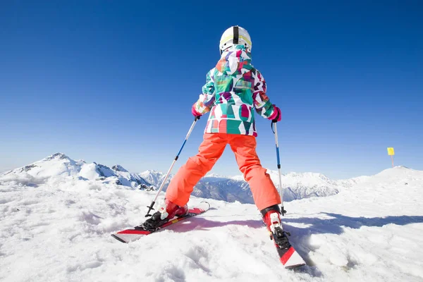 Mädchen beim alpinen Skifahren — Stockfoto