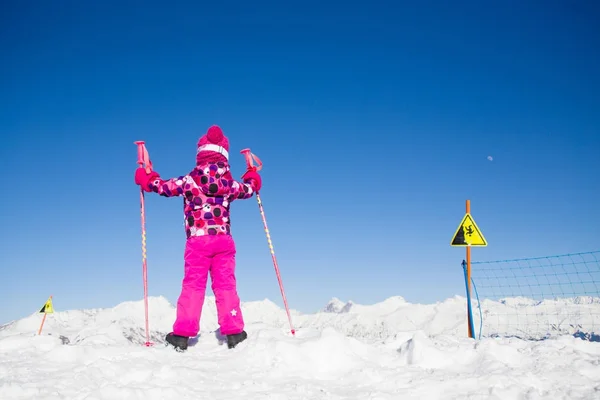 Kleines Mädchen im Skigebiet — Stockfoto