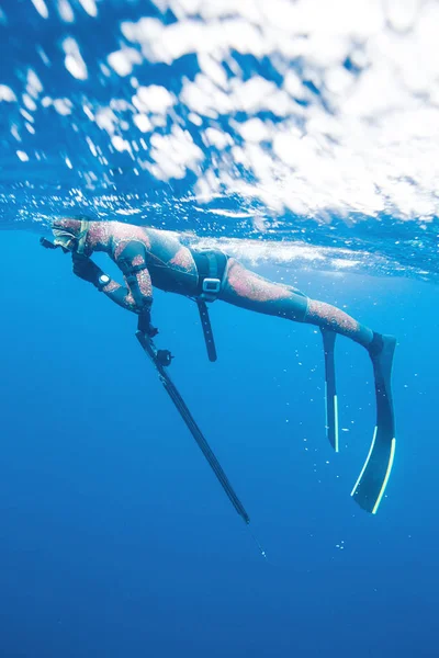 Spearfishing in ocean — Stock Photo, Image