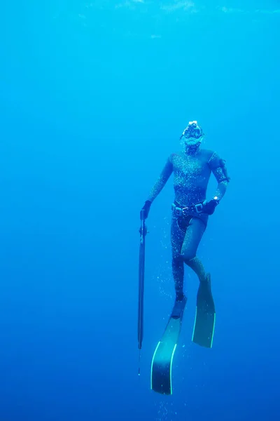 海でヤスでの漁 — ストック写真