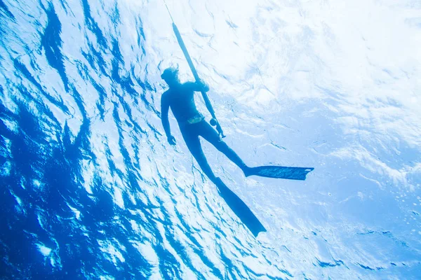 Pesca submarina en el océano — Foto de Stock