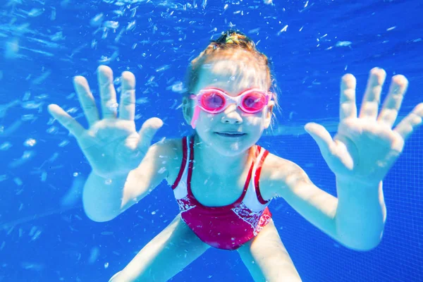 Bambina che nuota in piscina. — Foto Stock