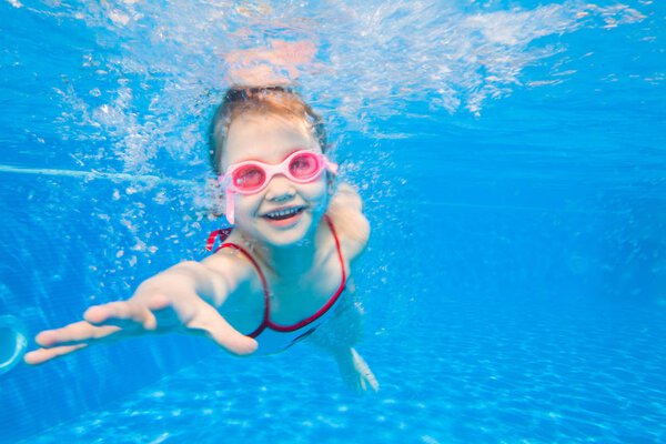 Little girl swimming  in pool.