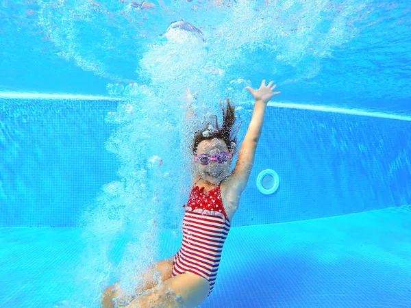 Kleines Mädchen schwimmt im Pool. — Stockfoto