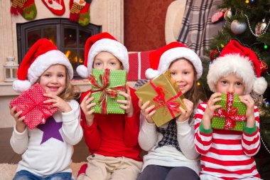 Noel partisi grubu ile dört çocuk sunar