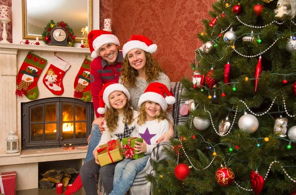 Familia en el día de Navidad — Foto de Stock