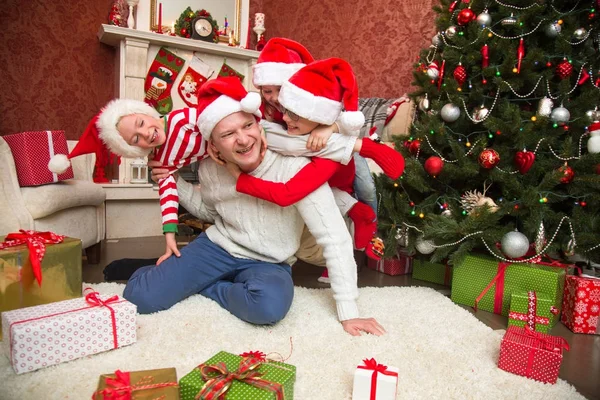 Familia en el día de Navidad — Foto de Stock