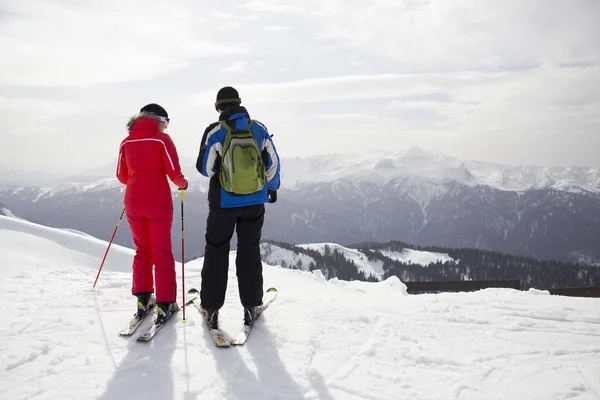 Couple of young  in ski resort — Stock Photo, Image