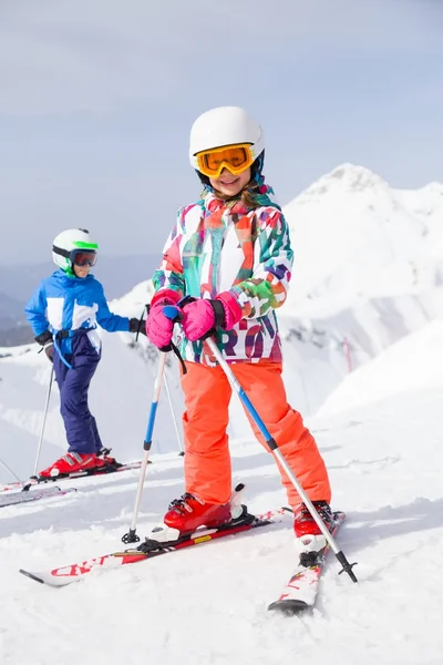 Bambini piccoli nella stazione sciistica — Foto Stock