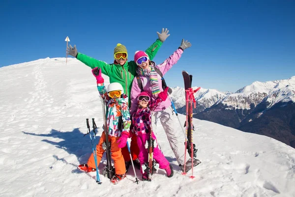 Família em alpin ski resort — Fotografia de Stock