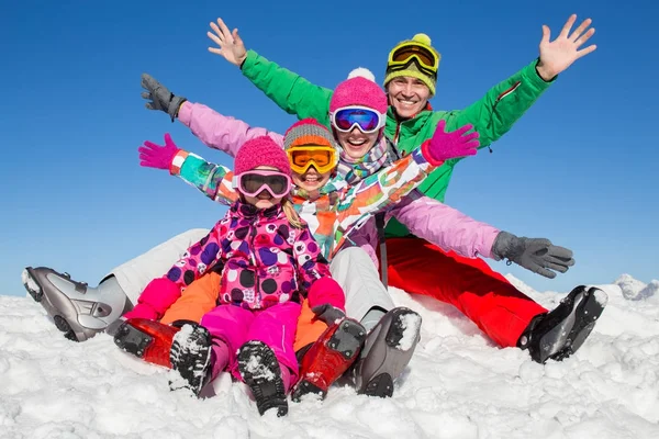 Família em alpin ski resort — Fotografia de Stock