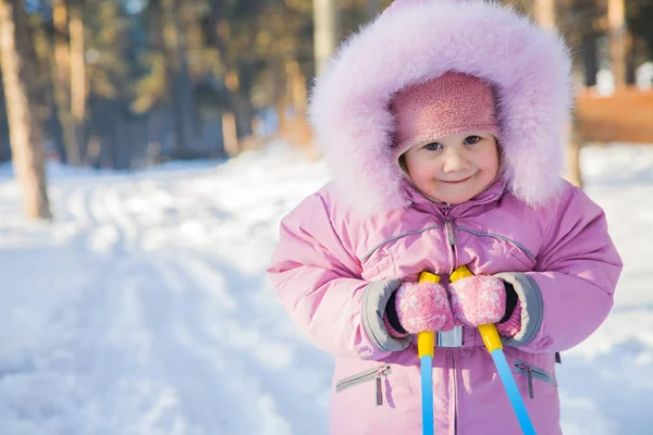 Bebê esqui na neve — Fotografia de Stock