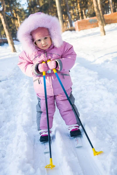 Baby-Skifahren auf Schnee — Stockfoto