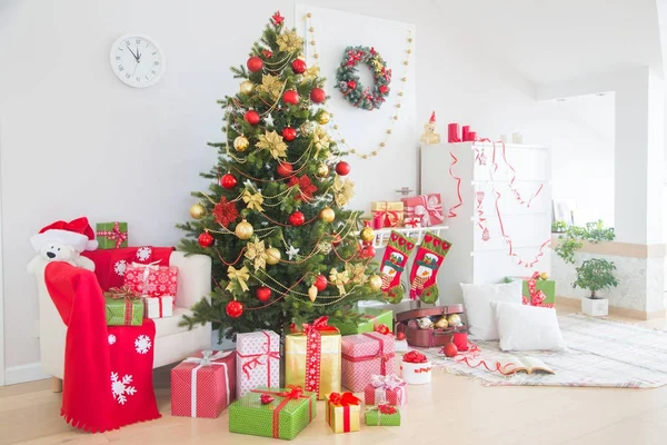 Gedecoreerde kerstboom — Stockfoto