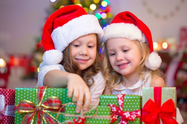 Små flickor i jul — Stockfoto