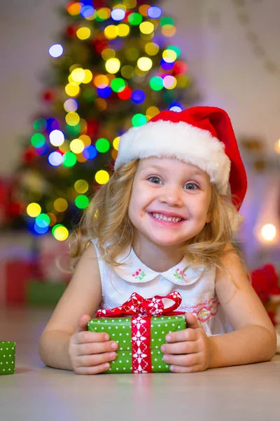 Chica en el día de Navidad —  Fotos de Stock