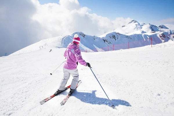 Mulher esquiando nas montanhas — Fotografia de Stock