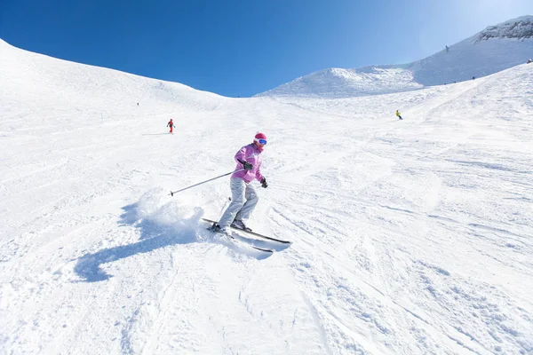 Žena, lyžování na horách — Stock fotografie