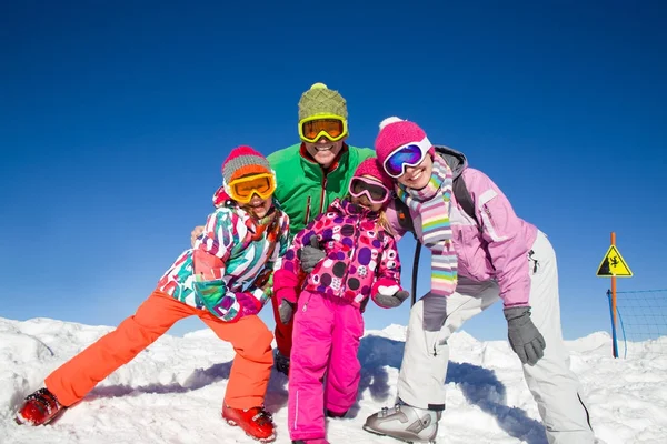 Familj i alpin skidanläggning — Stockfoto