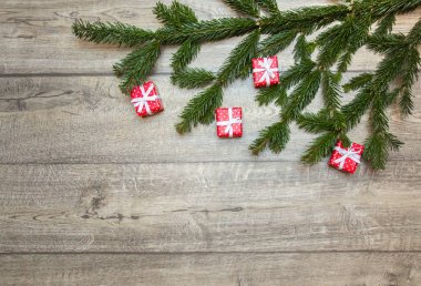 Hediyelerle süslenmiş Noel ağacı.