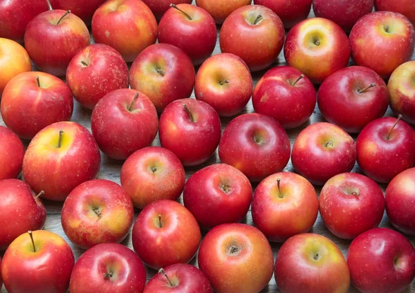 Racimo de manzanas en la mesa —  Fotos de Stock
