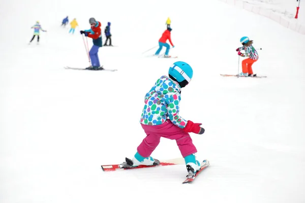 Liten flicka skidåkning i vintersportorten — Stockfoto