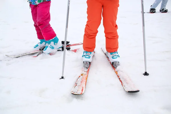 在滑雪场上的孩子 — 图库照片
