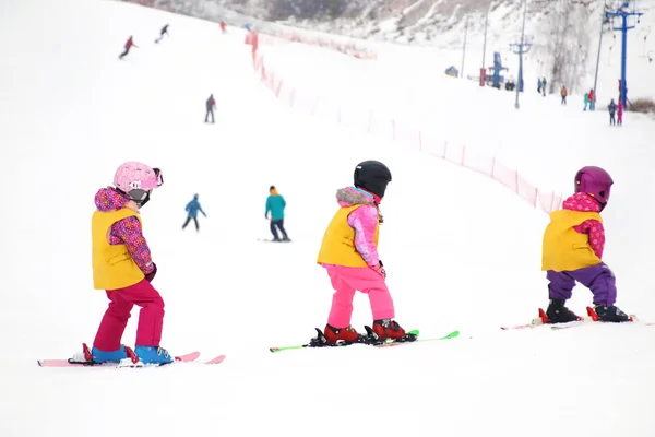 Malé děti lyžování v lyžařském středisku — Stock fotografie