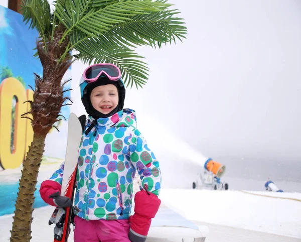 Mała dziewczynka, w ośrodku narciarskim — Zdjęcie stockowe