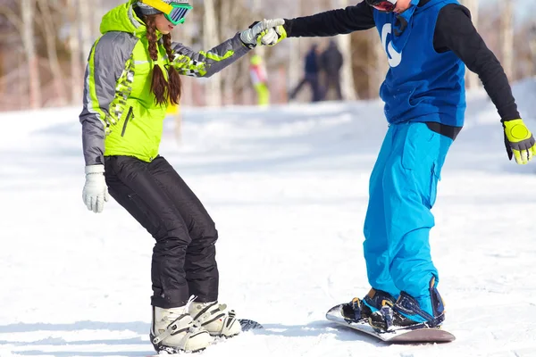 Snowboarder sulla stazione sciistica — Foto Stock