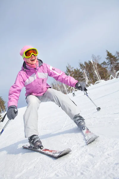Femme ski dans les montagnes — Photo