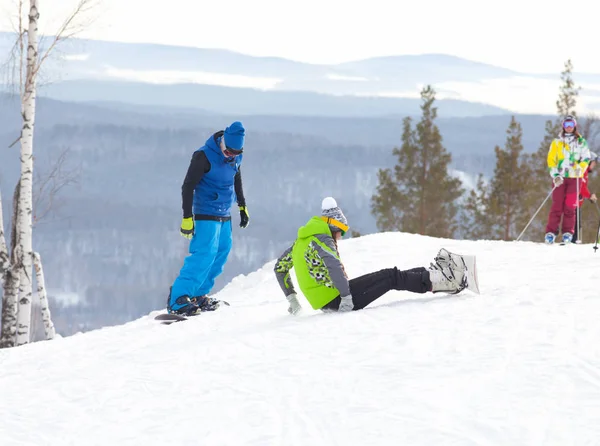 Snowboarders en estación de esquí — Foto de Stock