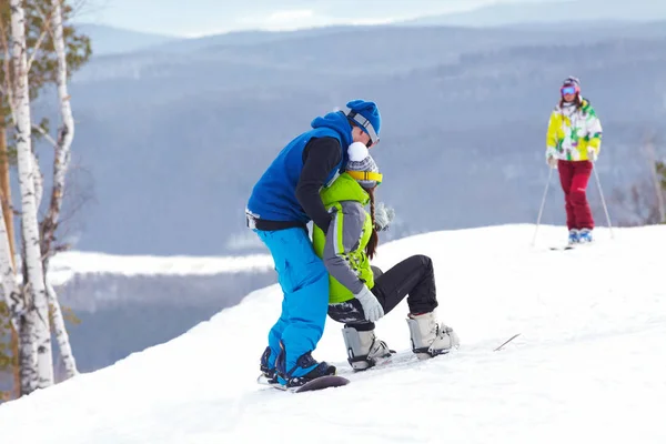 Lumilautailijat hiihtokeskuksessa — kuvapankkivalokuva